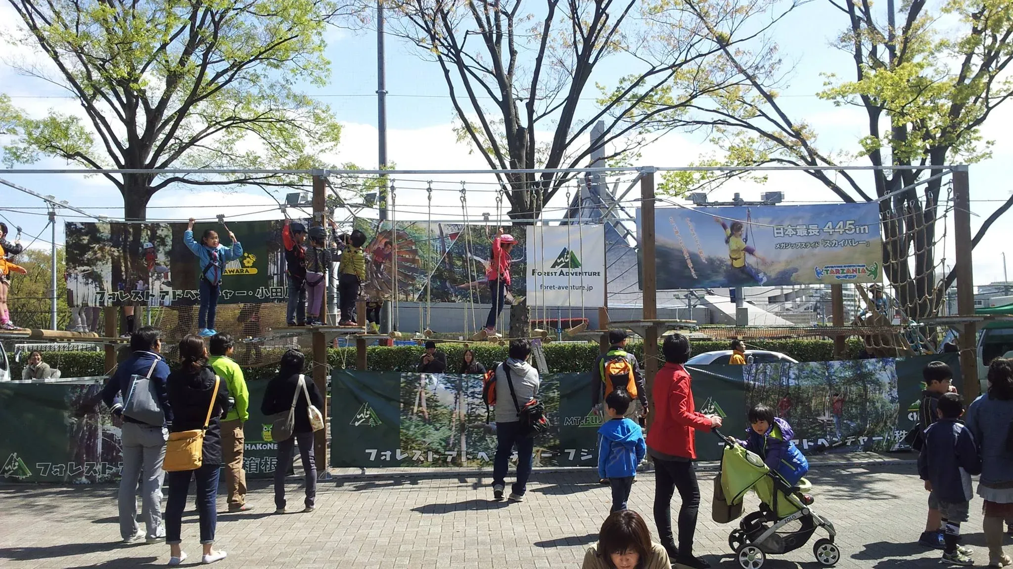 （画像出典：『フォレストアドベンチャー・モバイルコース』公式Facebook）さらに、今年は新たに「フォレストアドベンチャー」が登場！空中ブランコのように揺れる丸太や一本橋など、最大8つのアトラクションでワクワクドキドキな冒険が楽しめます！