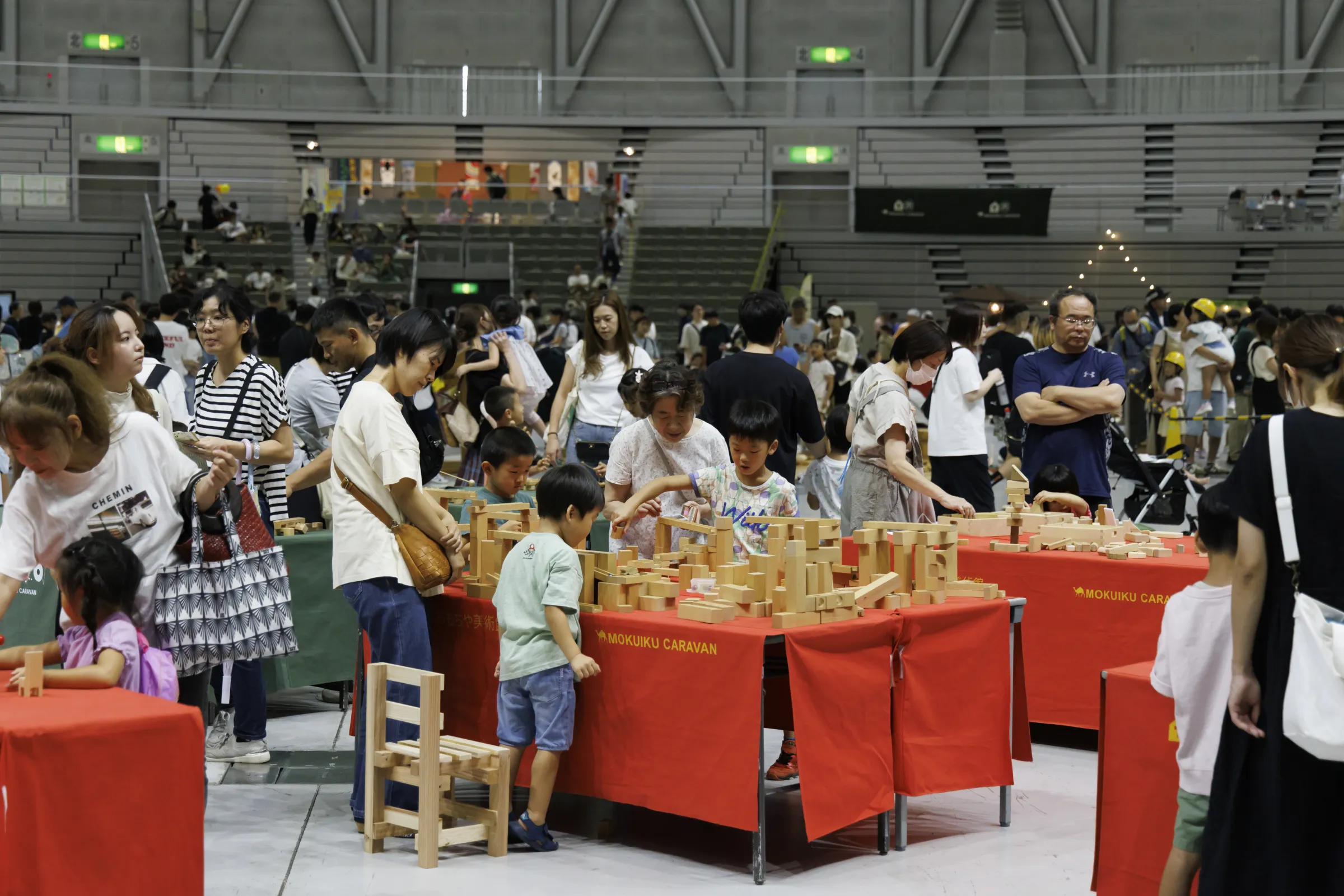 会場には、五感を育て、コミュニケーション力を伸ばす「グッド・トイ」をはじめ、1,000点以上の良質な木のおもちゃが勢ぞろい。