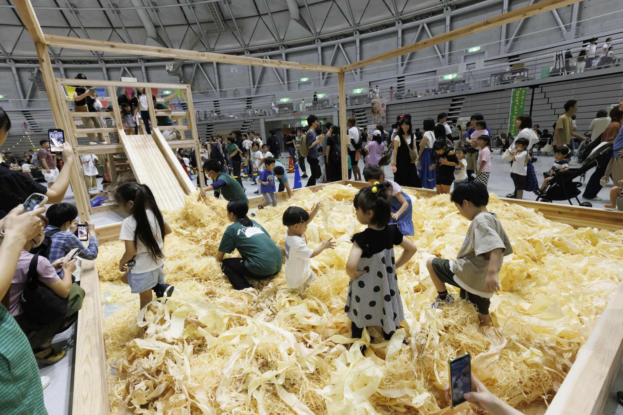 さらに、体を思いきり動かせる「アクティブキット」も大充実！巨大な木製すべり台、ジャンボかんな削りプール、木製キューブジムなど、大型木製遊具が会場に登場！