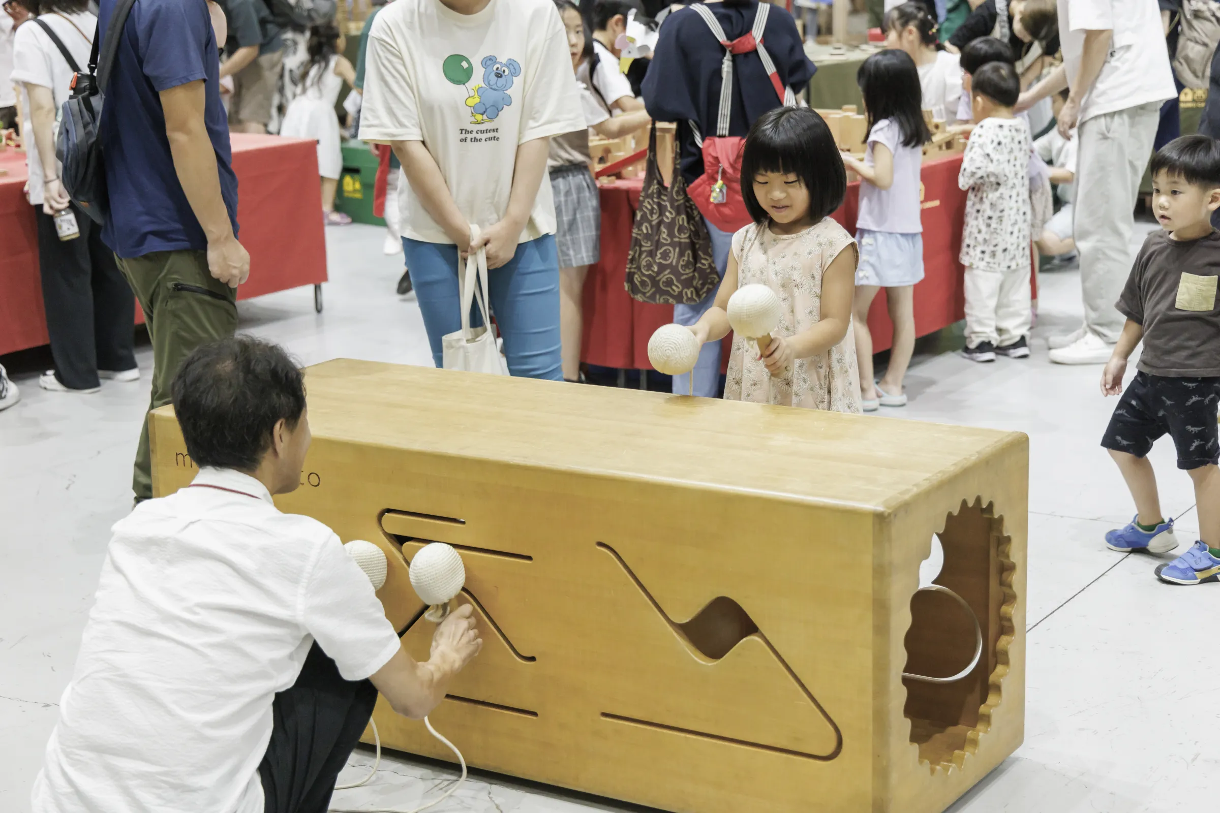 大きな木製楽器や、見たことのないユニークなおもちゃに、子どもたちはワクワク！