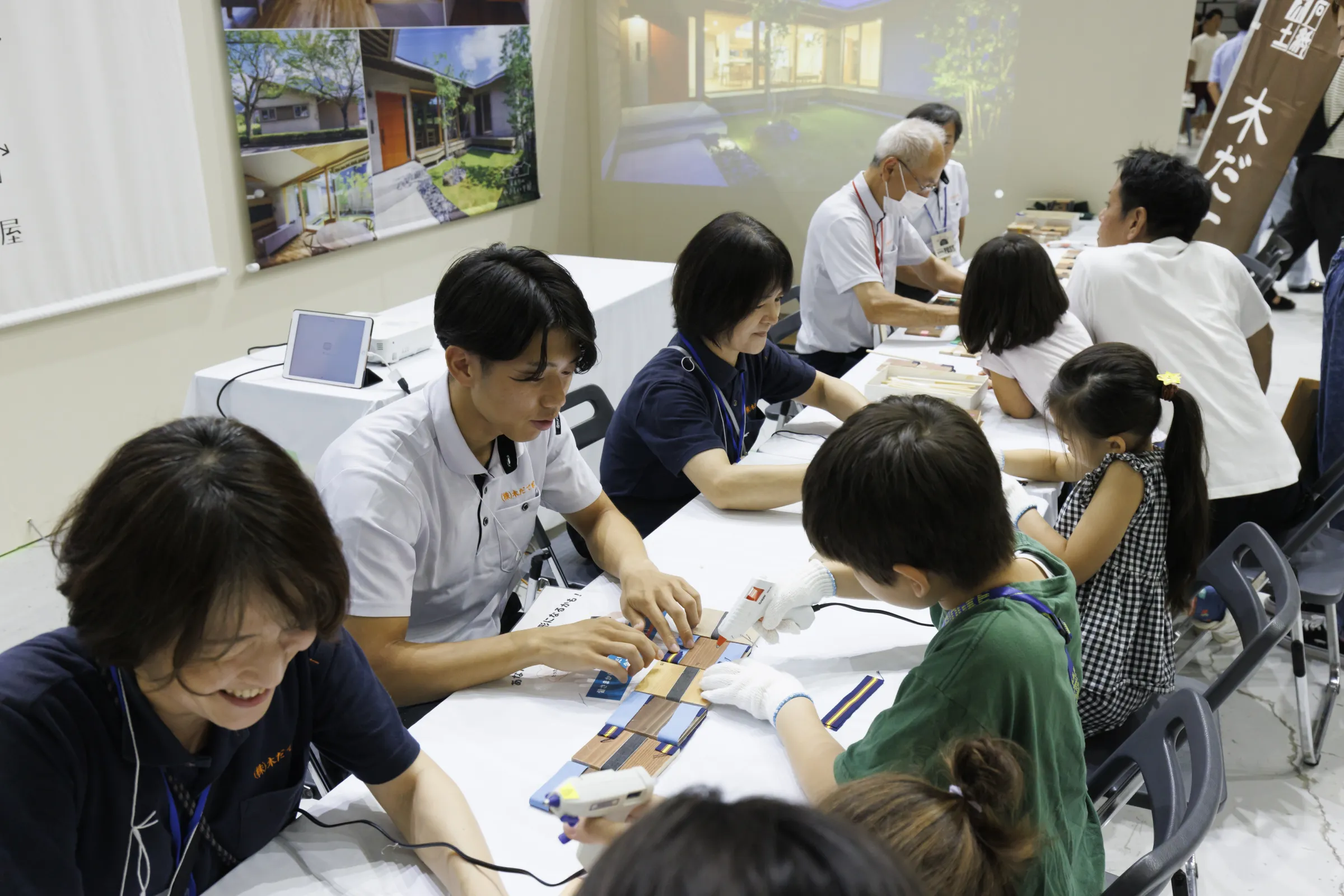木のぬくもりに包まれた暮らしは、子どもの心や感性、想像力を豊かに育んでくれます。自然素材の中で、家族が健やかに、のびのびと過ごせる木の住まいをご提案します。