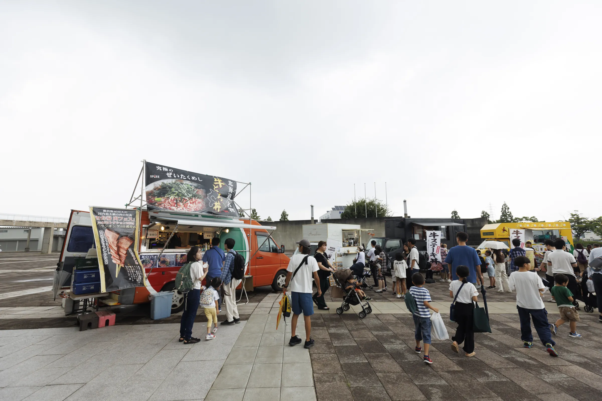 ステーキ丼、肉巻きおにぎり、焼きそば、たこ焼き、唐揚げ、スイーツやドリンクなどが勢ぞろいです♪会場内には飲食スペースもあります。